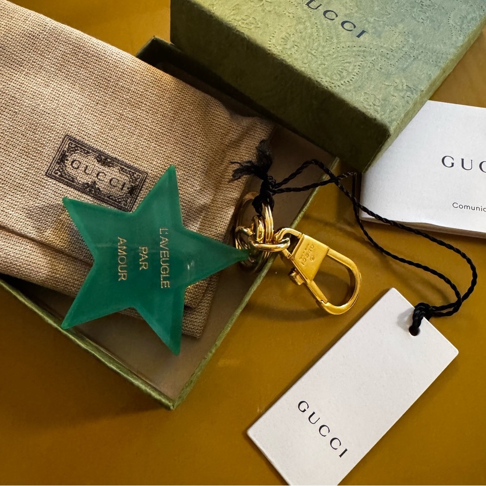 ⭐️🐝 GUCCI Star Bag Charm Keychain with Gold Bee | Green Plexiglass Gold Hardware - Picture 13 of 17
